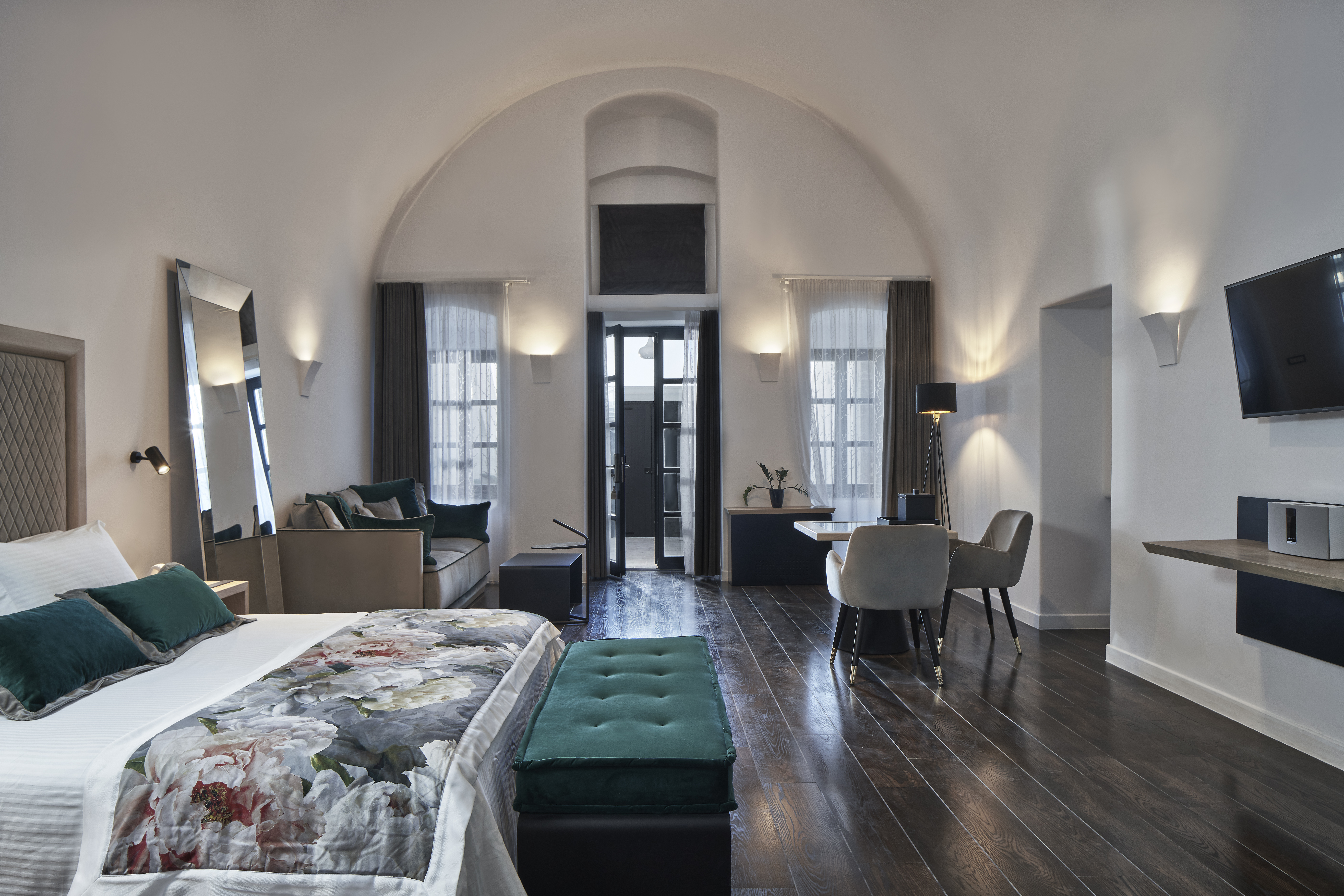 Katikies Garden Senior Suite Jetted Tub (2)