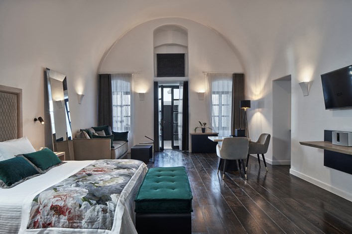 Katikies Garden Senior Suite Jetted Tub (2)