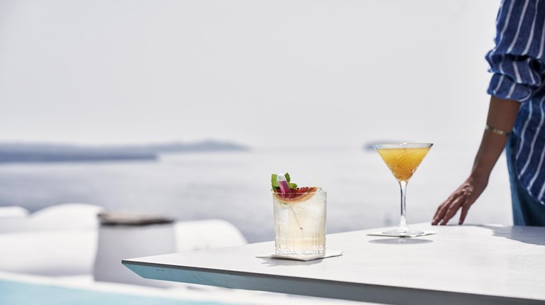 Katikies Hotel Santorini Pool Bar 00364 2021