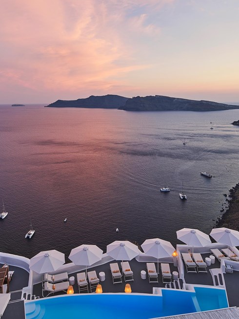 Katikies Santorini wedding venue Caldera infinity pool Oia — photo 4