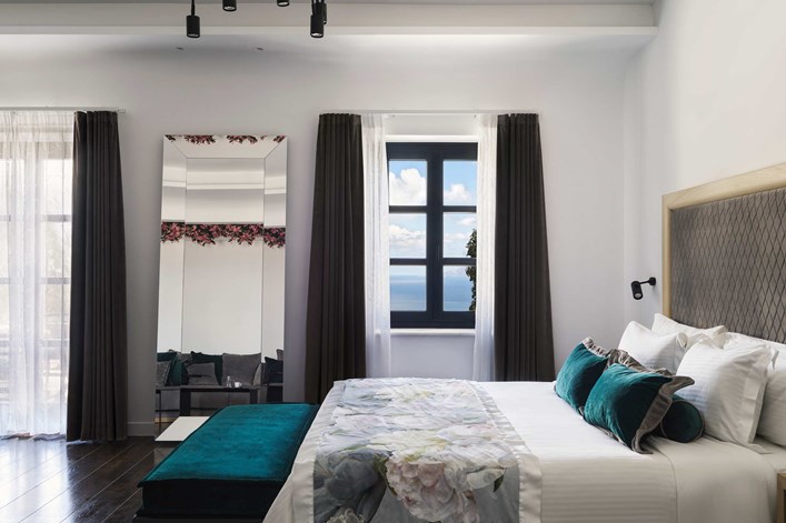 Katikies Garden Hotel Santorini Senior Suite Sea View (3)