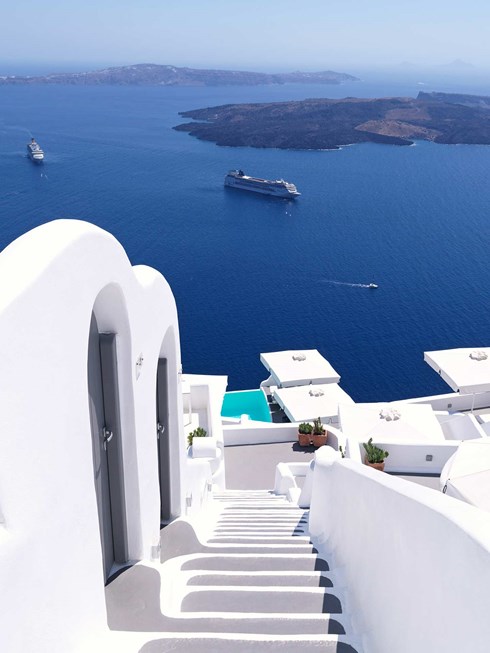 Katikies Santorini wedding venue Caldera infinity pool Oia — photo 5