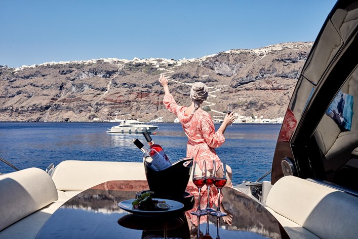 Katikies Club Santorini Experiences Yachting Q1A9224
