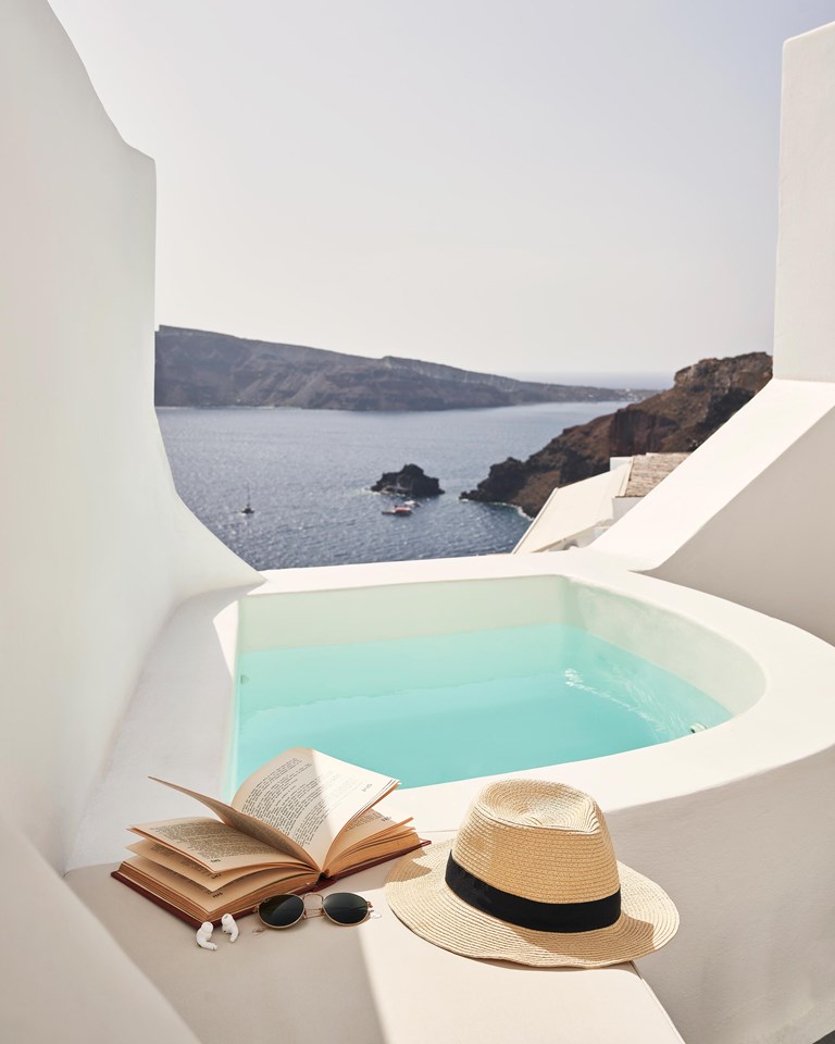 Katikies Hotel Santorini Honeymoon Suite (1) (1) 2021